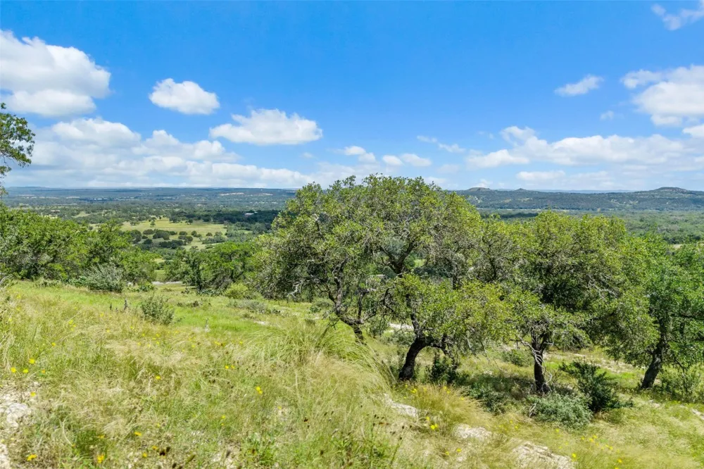5032 Kendalia Road Blanco, TX 78606