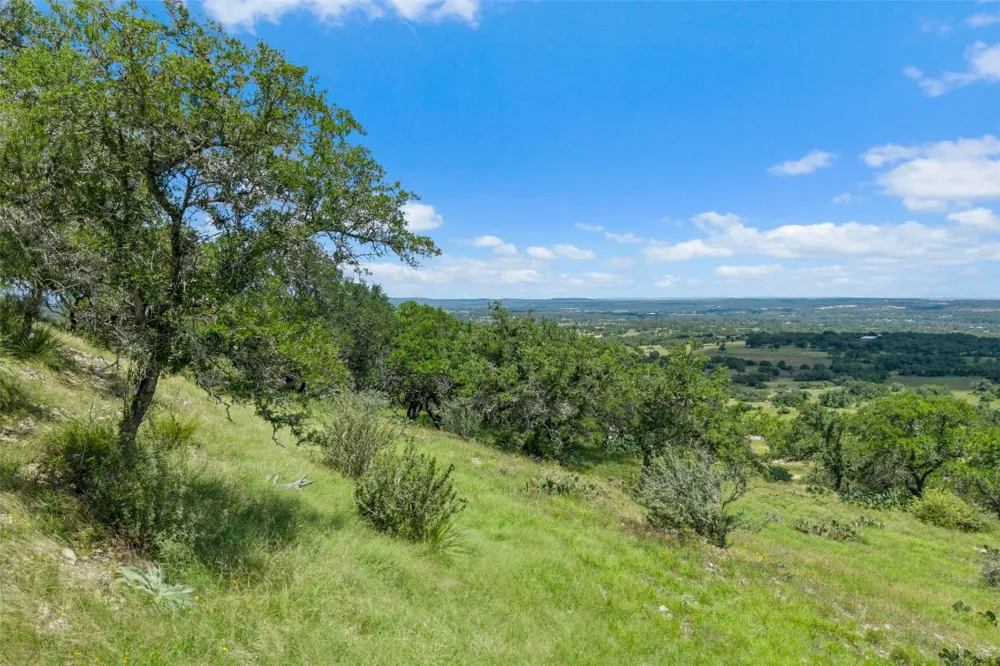 5032 Kendalia Road Blanco, TX 78606