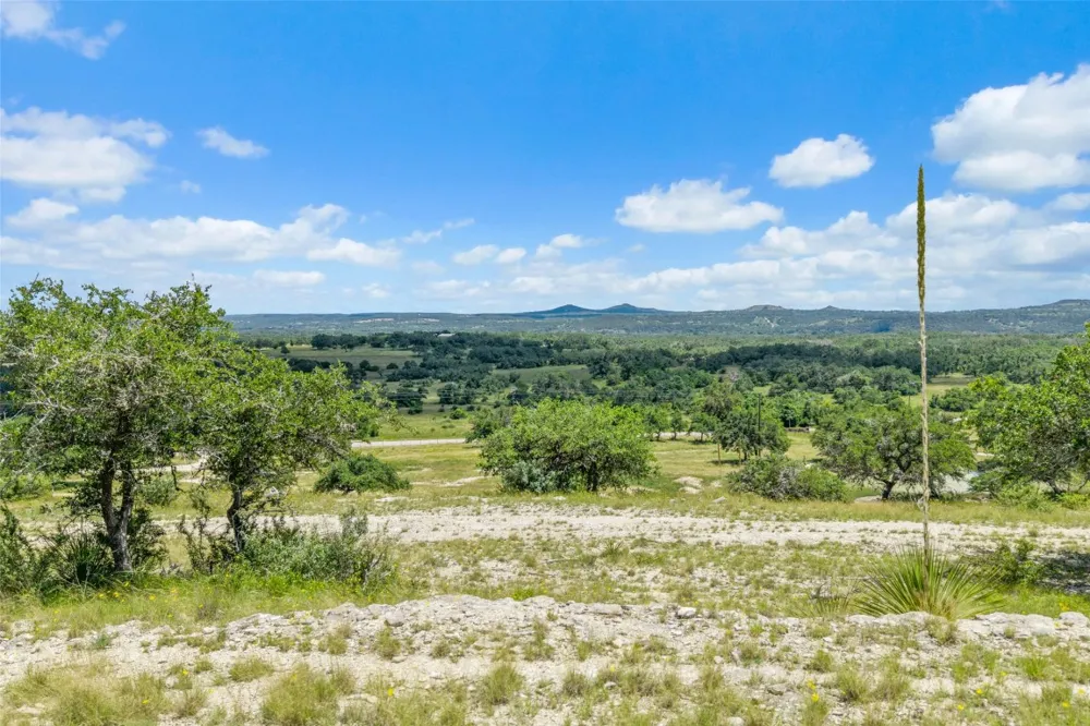 5032 Kendalia Road Blanco, TX 78606