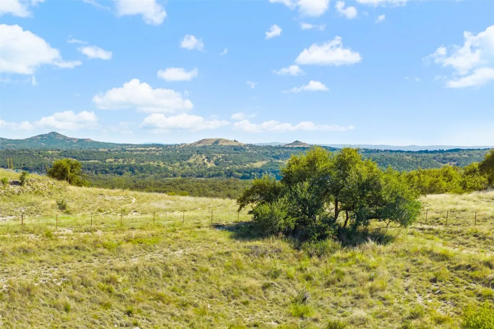 5032 Kendalia Road Blanco, TX 78606