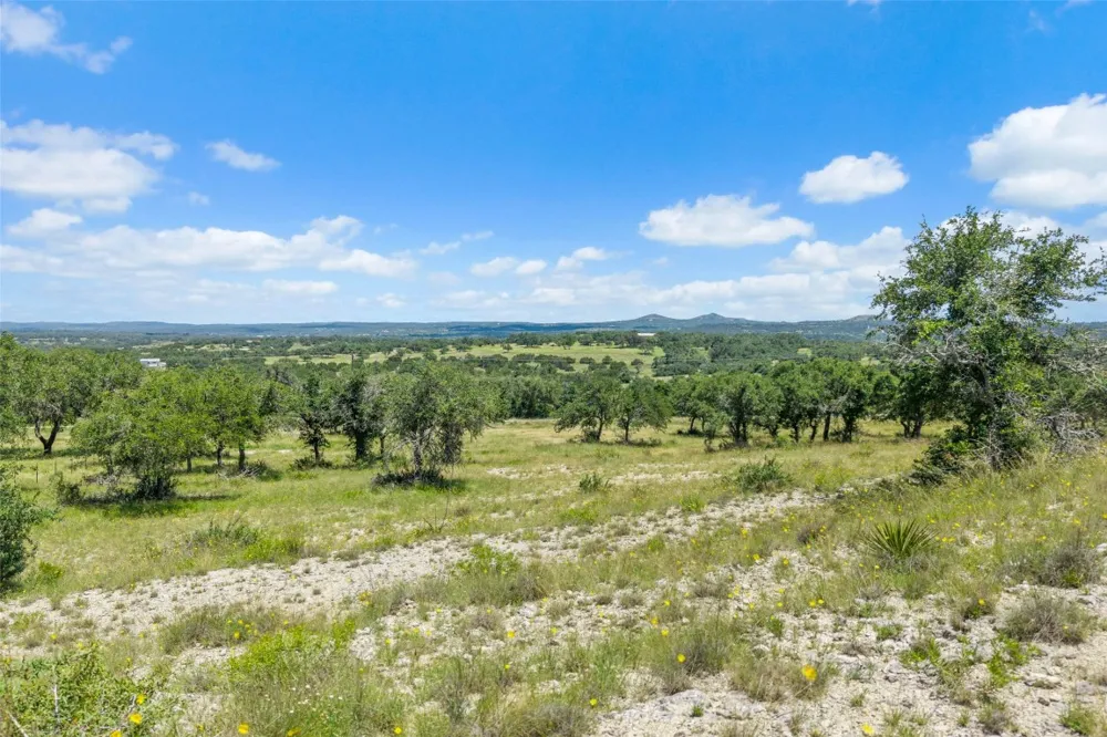 5032 Kendalia Road Blanco, TX 78606