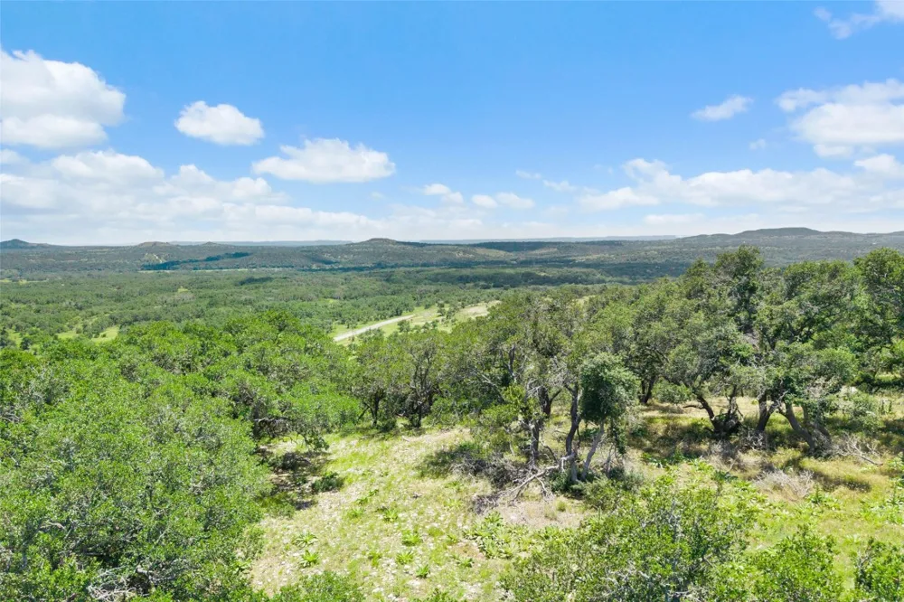 5032 Kendalia Road Blanco, TX 78606