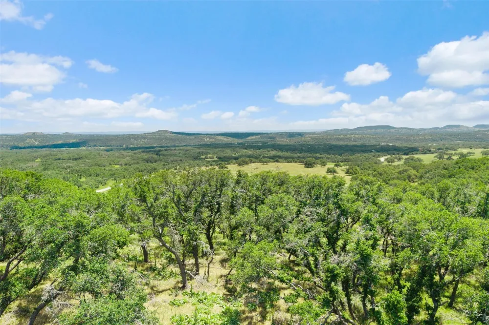 5032 Kendalia Road Blanco, TX 78606