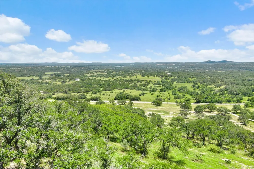 5032 Kendalia Road Blanco, TX 78606
