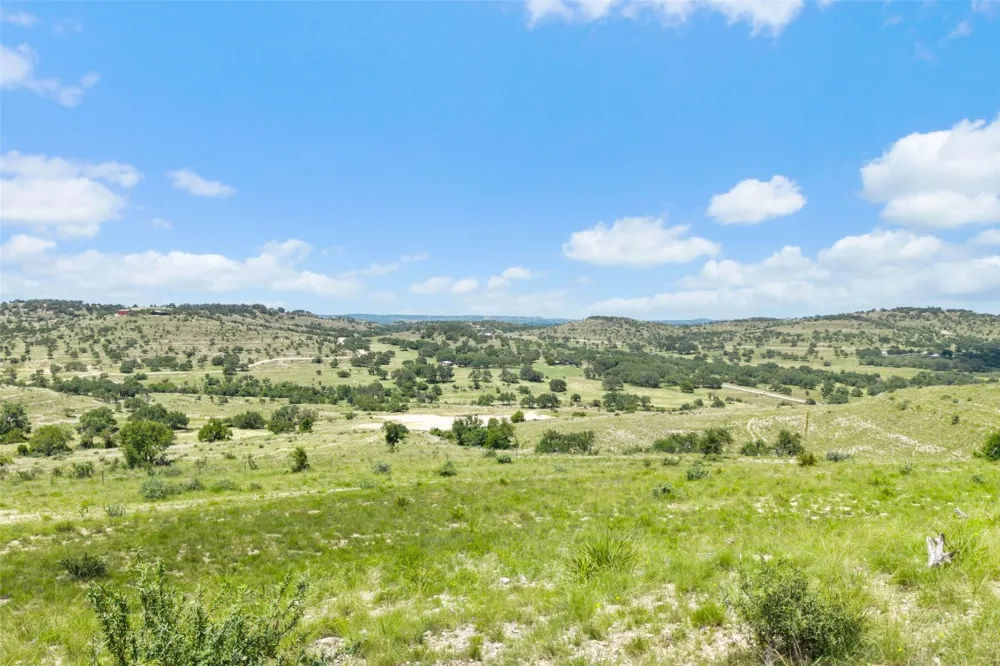 5032 Kendalia Road Blanco, TX 78606