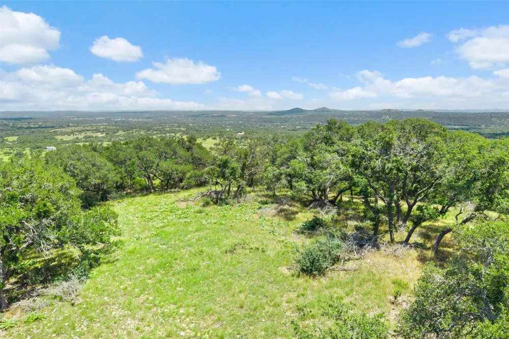 5032 Kendalia Road Blanco, TX 78606