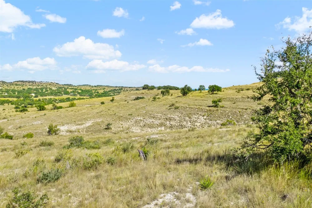 5032 Kendalia Road Blanco, TX 78606
