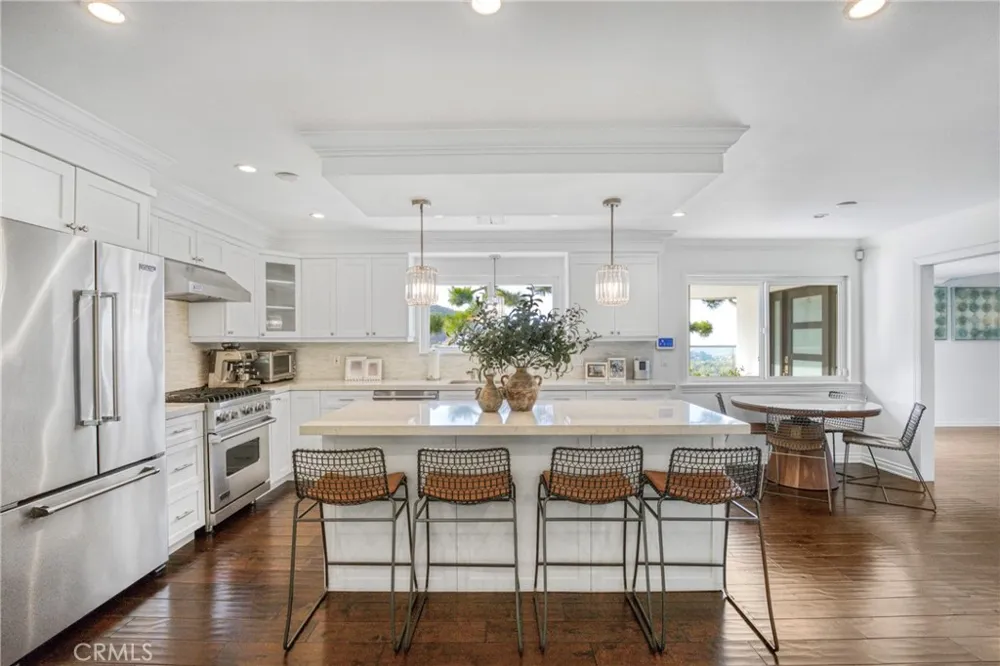 2461 Allanjay Place Glendale, CA 91208