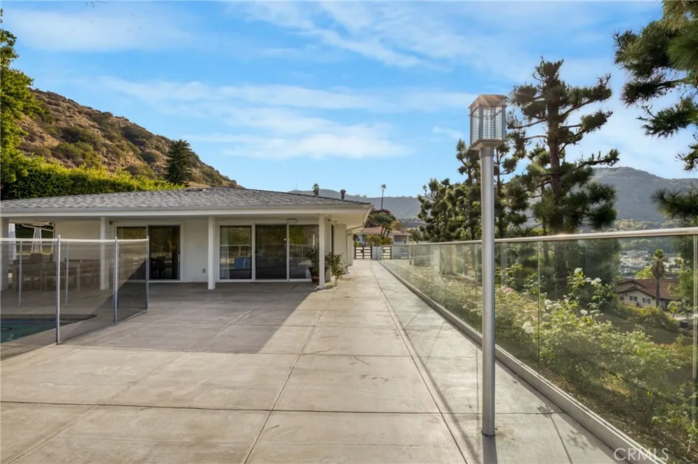 2461 Allanjay Place Glendale, CA 91208