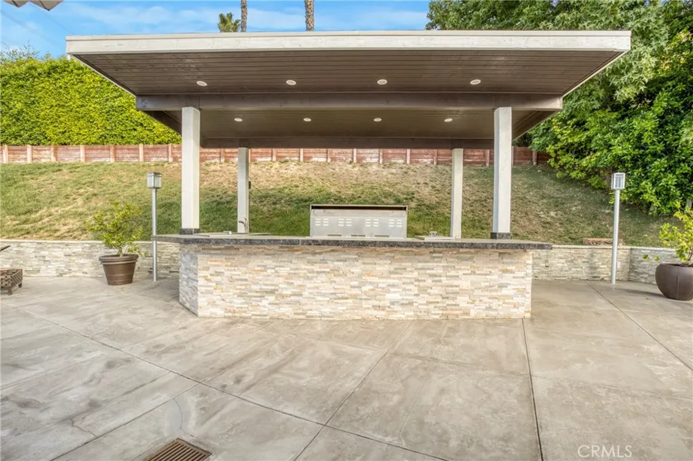 2461 Allanjay Place Glendale, CA 91208