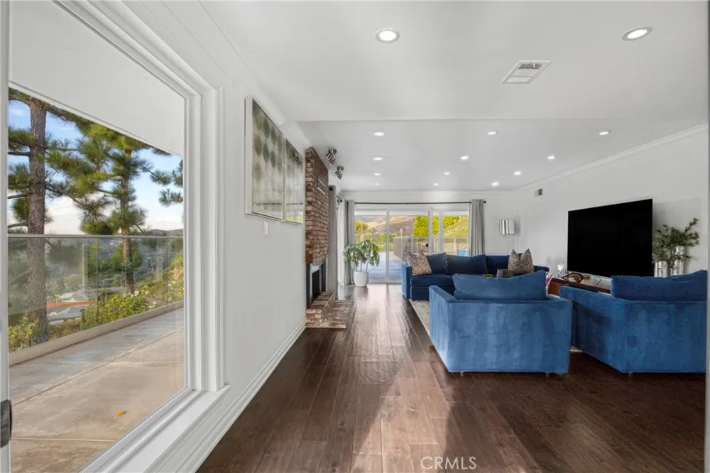 2461 Allanjay Place Glendale, CA 91208
