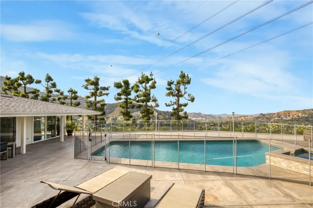 2461 Allanjay Place Glendale, CA 91208