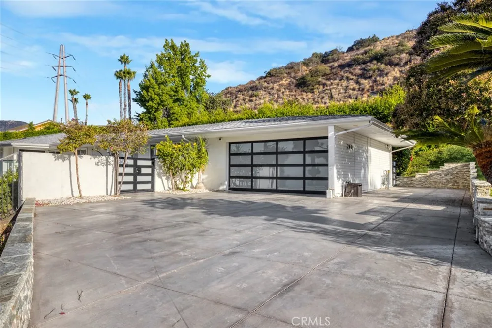 2461 Allanjay Place Glendale, CA 91208