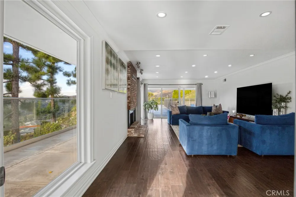 2461 Allanjay Place Glendale, CA 91208