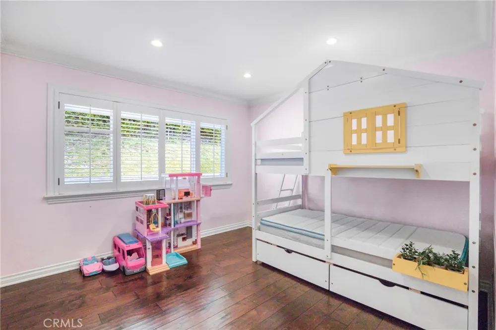 2461 Allanjay Place Glendale, CA 91208