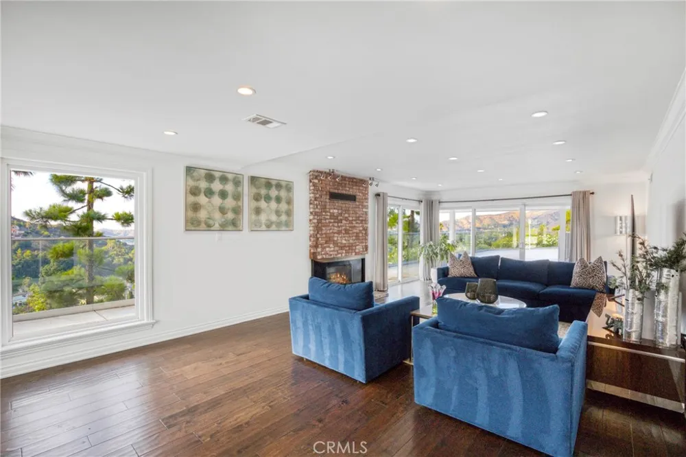 2461 Allanjay Place Glendale, CA 91208