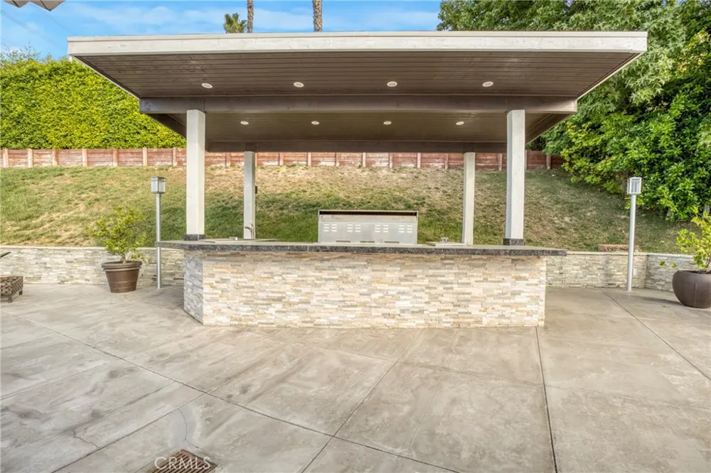 2461 Allanjay Place Glendale, CA 91208