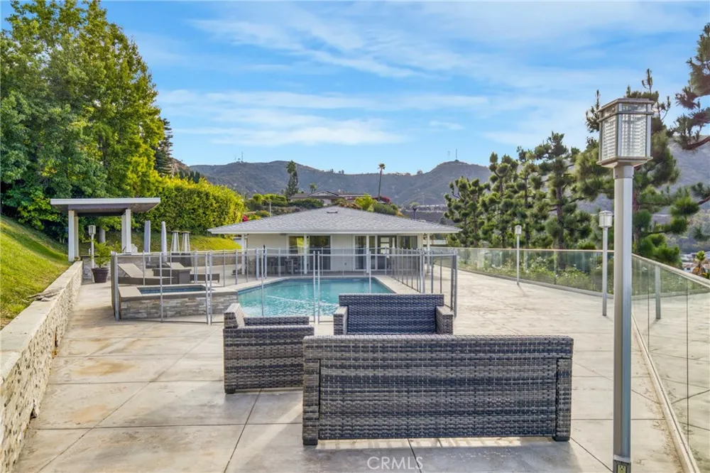 2461 Allanjay Place Glendale, CA 91208