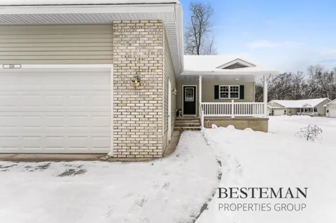 1516 W Addison Way