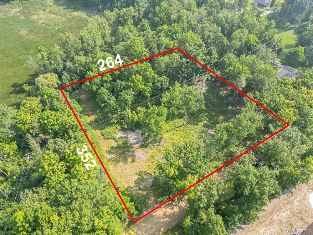 7230 Walnut Lake Road Road West Bloomfield Charter Township, MI 48323