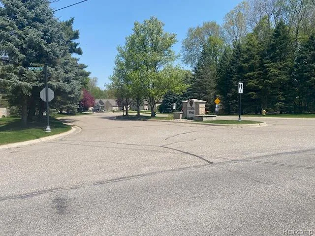 60 Emeraldwood Trail Flint Charter Township, MI 48433