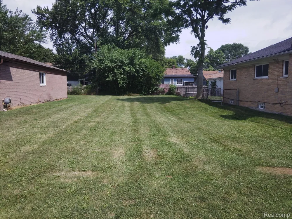 8275 Cadillac Avenue Warren City, MI 48089
