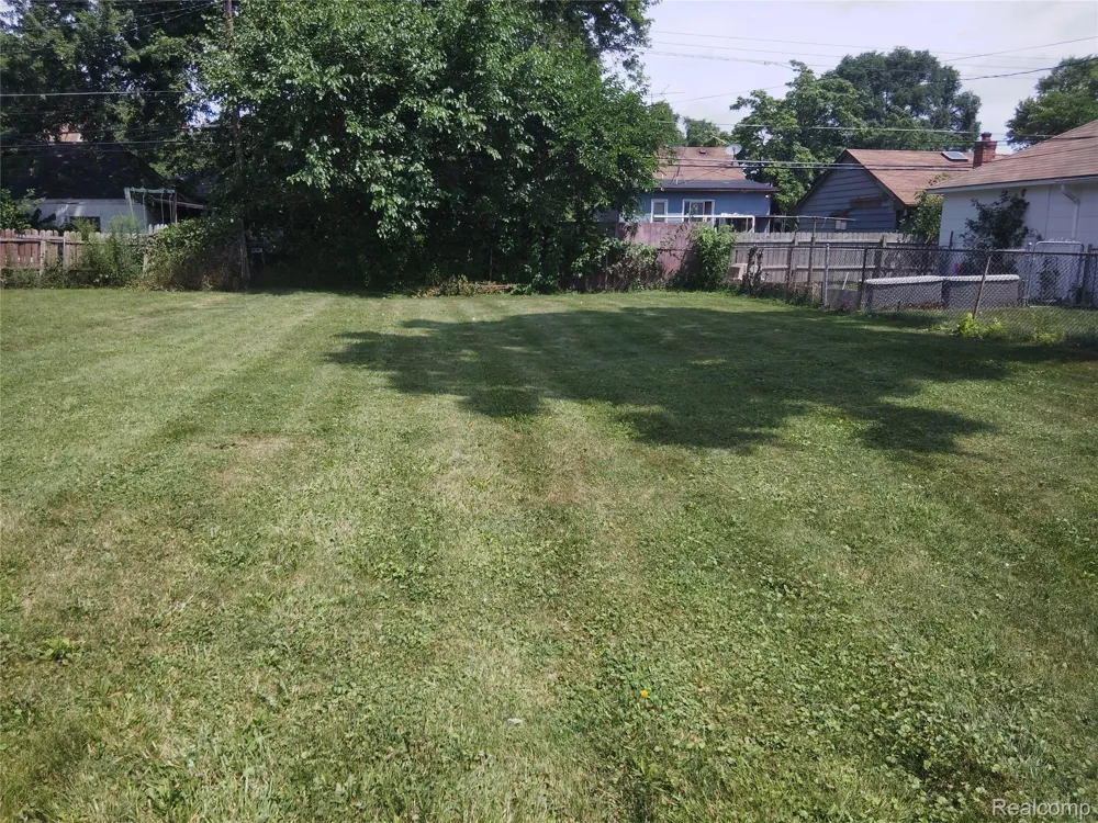8275 Cadillac Avenue Warren City, MI 48089