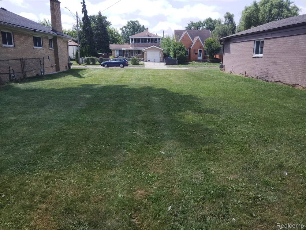8275 Cadillac Avenue Warren City, MI 48089