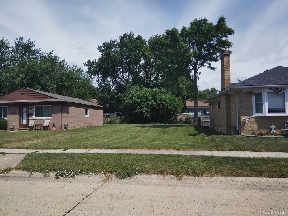 8275 Cadillac Avenue Warren City, MI 48089