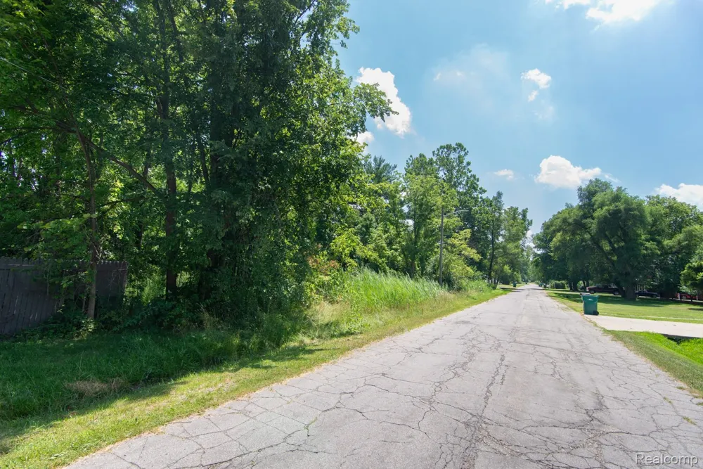 106 Hollywood Romulus City, MI 48174