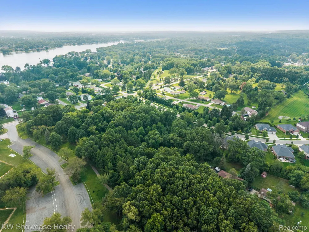 Log Cabin Drive Commerce Charter Township, MI 48390