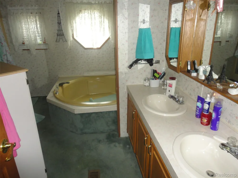 251 Inverness Bedford Township, MI 48182