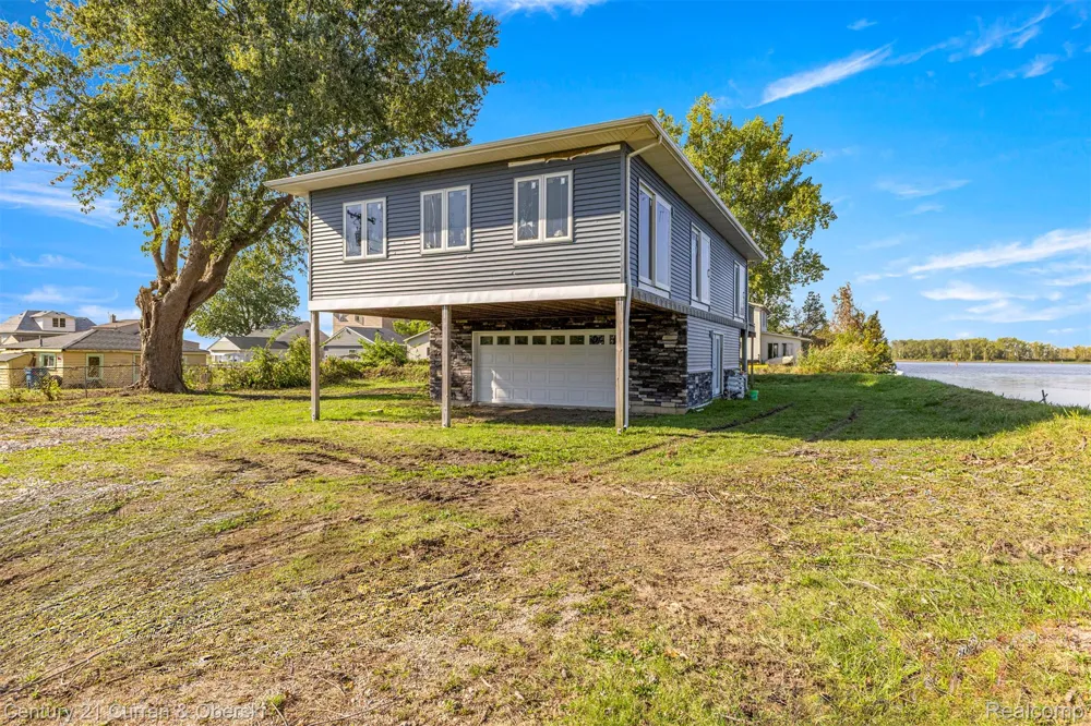 6809 Lakeshore Drive Estral Beach Village, MI 48166