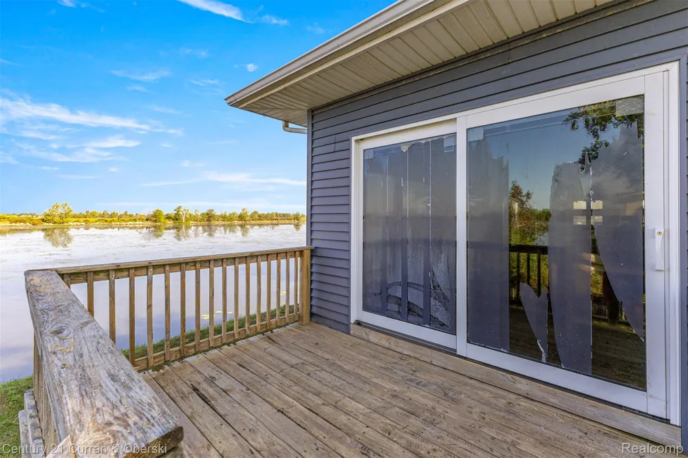 6809 Lakeshore Drive Estral Beach Village, MI 48166