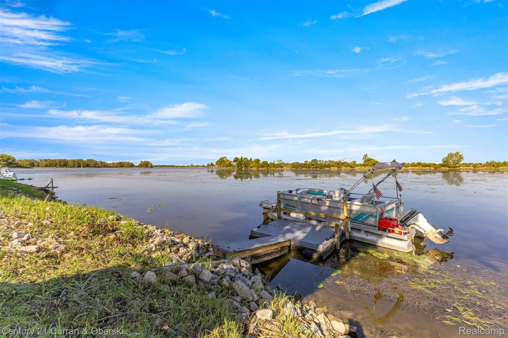 6809 Lakeshore Drive Estral Beach Village, MI 48166
