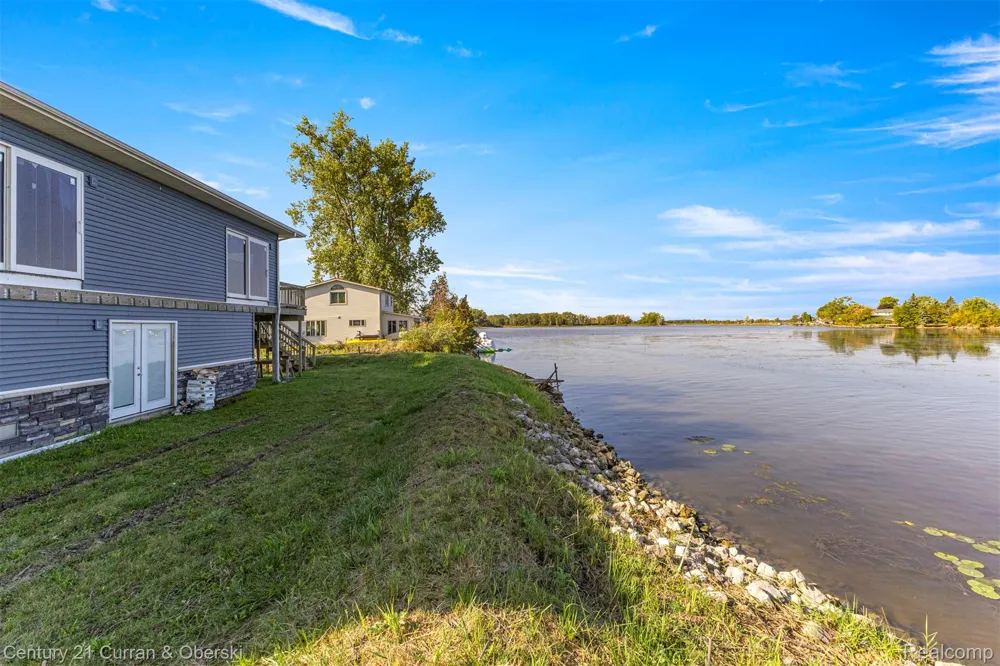 6809 Lakeshore Drive Estral Beach Village, MI 48166