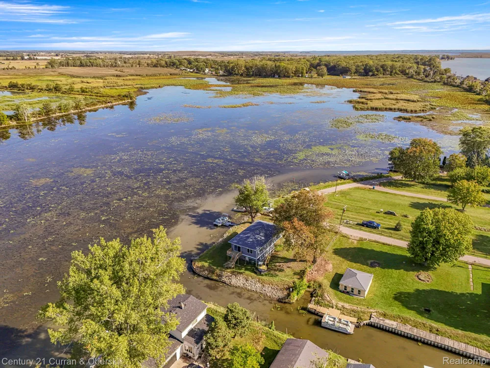 6809 Lakeshore Drive Estral Beach Village, MI 48166