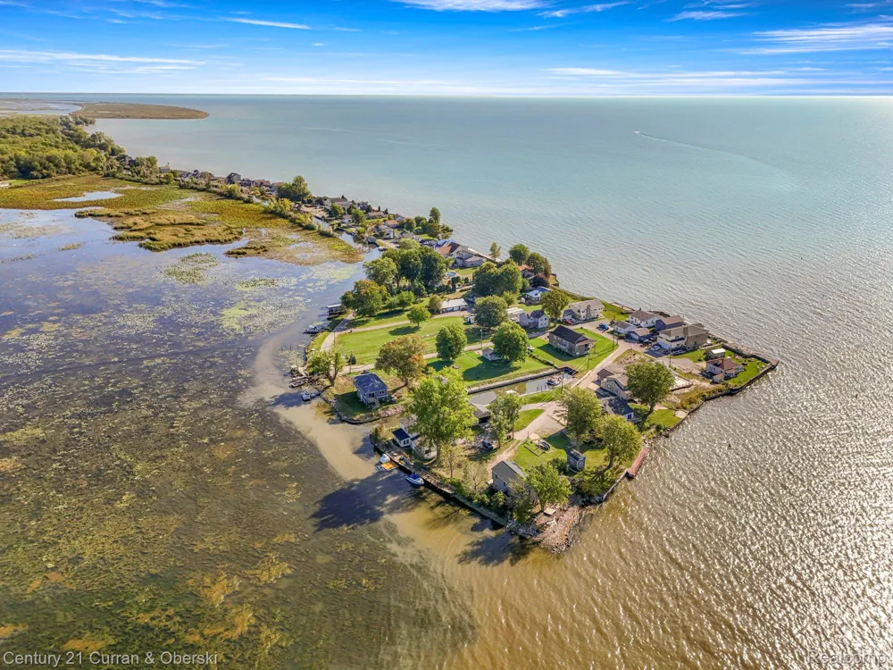 6809 Lakeshore Drive Estral Beach Village, MI 48166