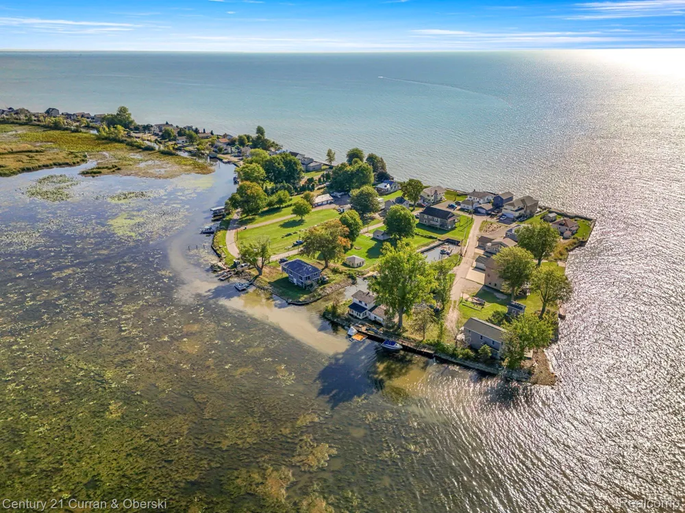 6809 Lakeshore Drive Estral Beach Village, MI 48166