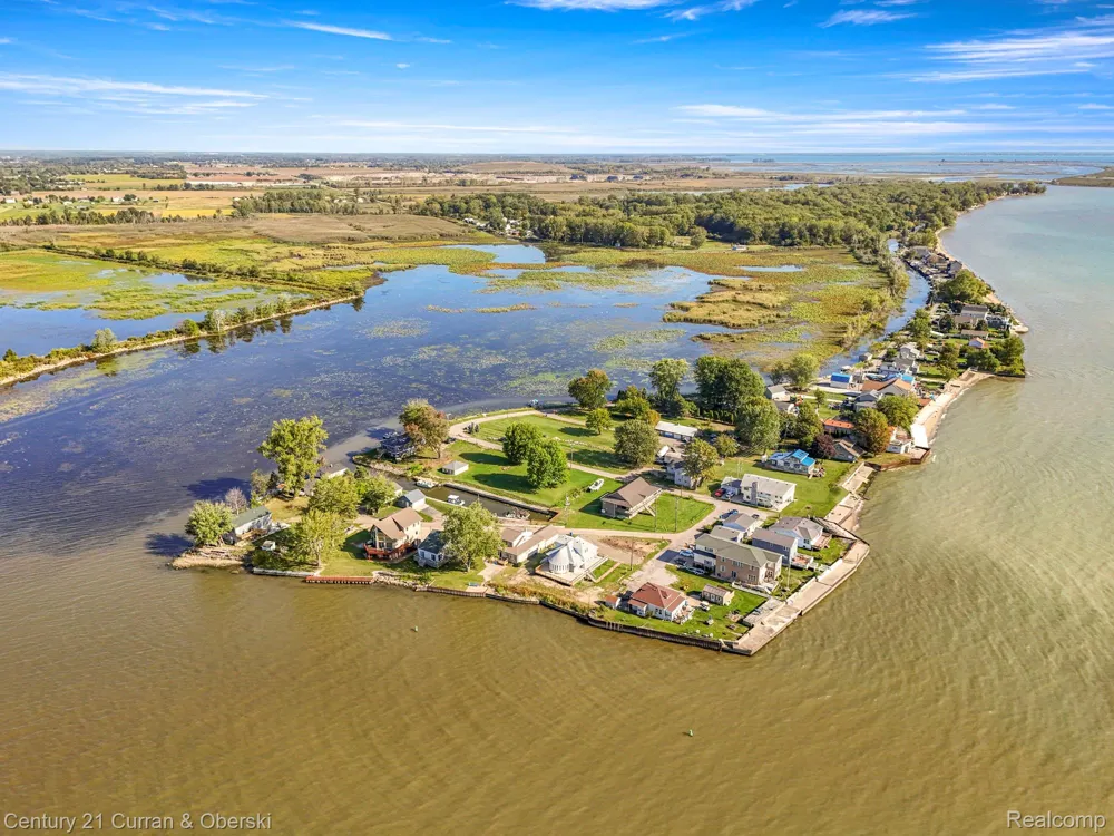 6809 Lakeshore Drive Estral Beach Village, MI 48166