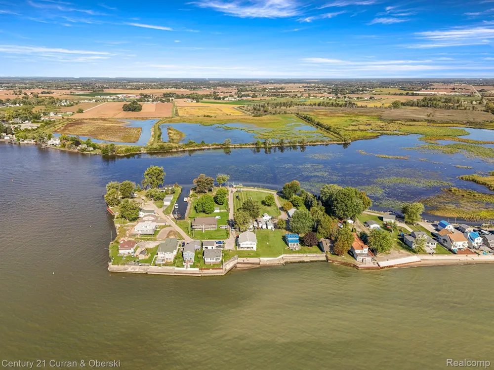 6809 Lakeshore Drive Estral Beach Village, MI 48166