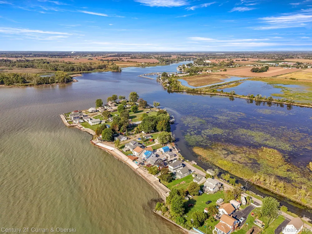 6809 Lakeshore Drive Estral Beach Village, MI 48166