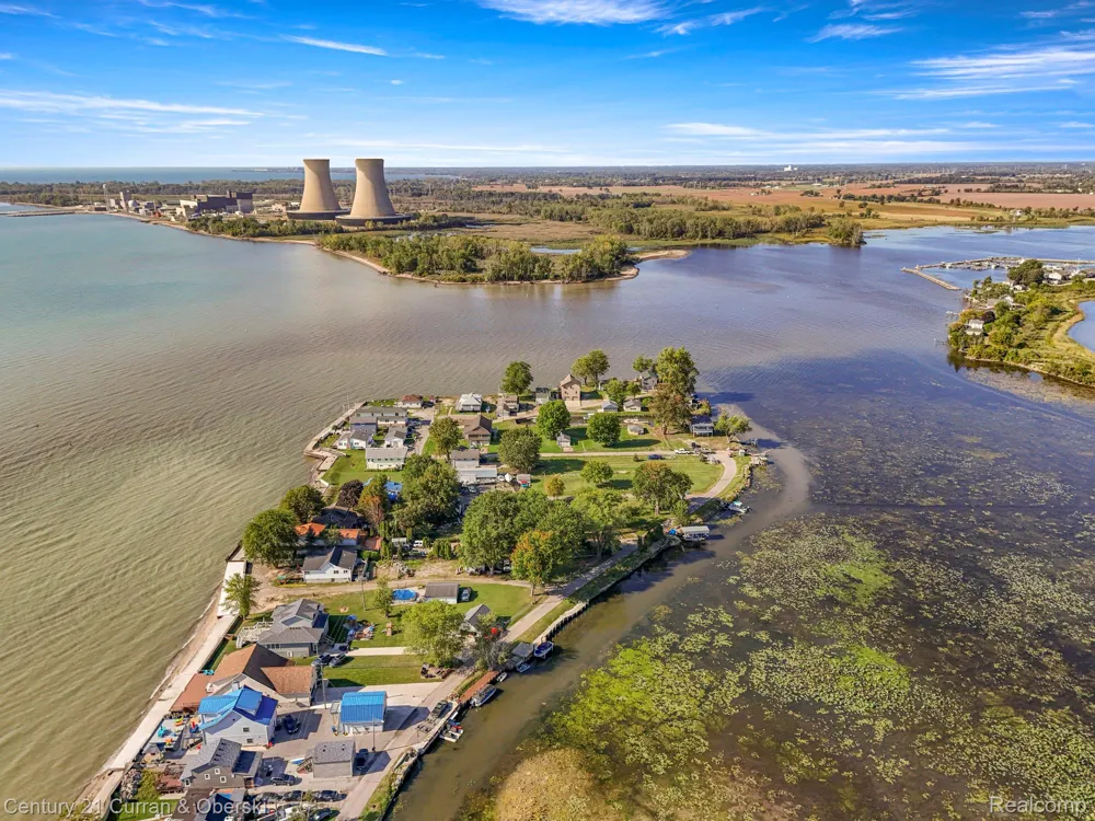 6809 Lakeshore Drive Estral Beach Village, MI 48166