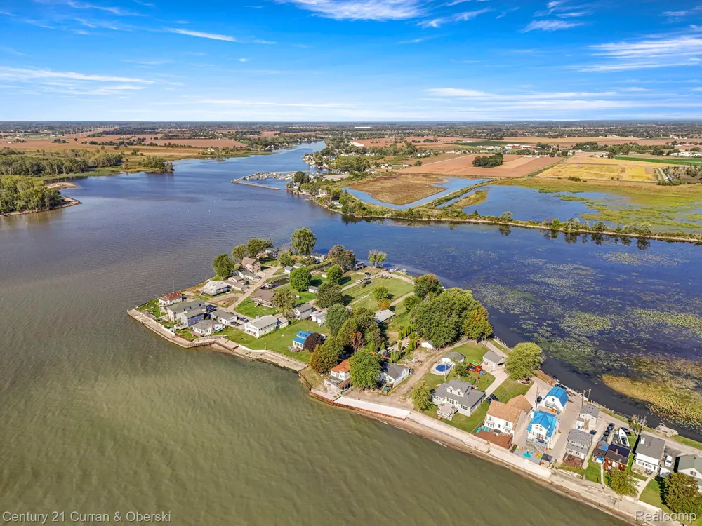 6809 Lakeshore Drive Estral Beach Village, MI 48166