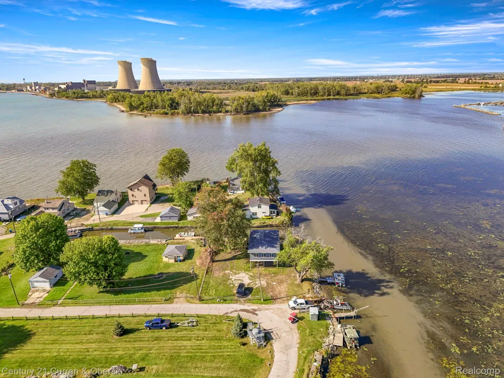 6809 Lakeshore Drive Estral Beach Village, MI 48166