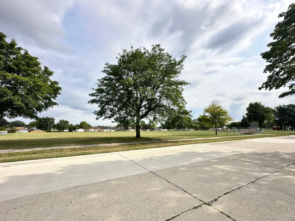 653 Leblanc Street Lincoln Park City, MI 48146