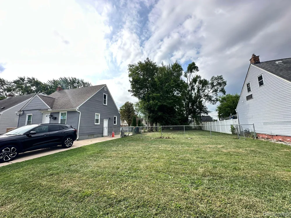 653 Leblanc Street Lincoln Park City, MI 48146