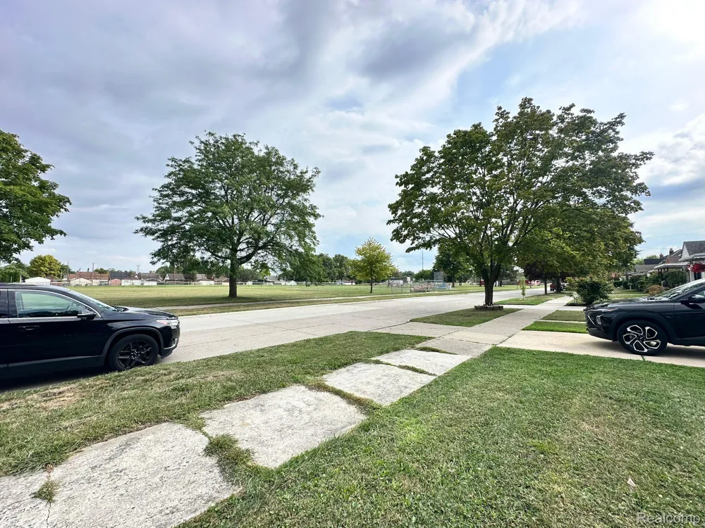 653 Leblanc Street Lincoln Park City, MI 48146