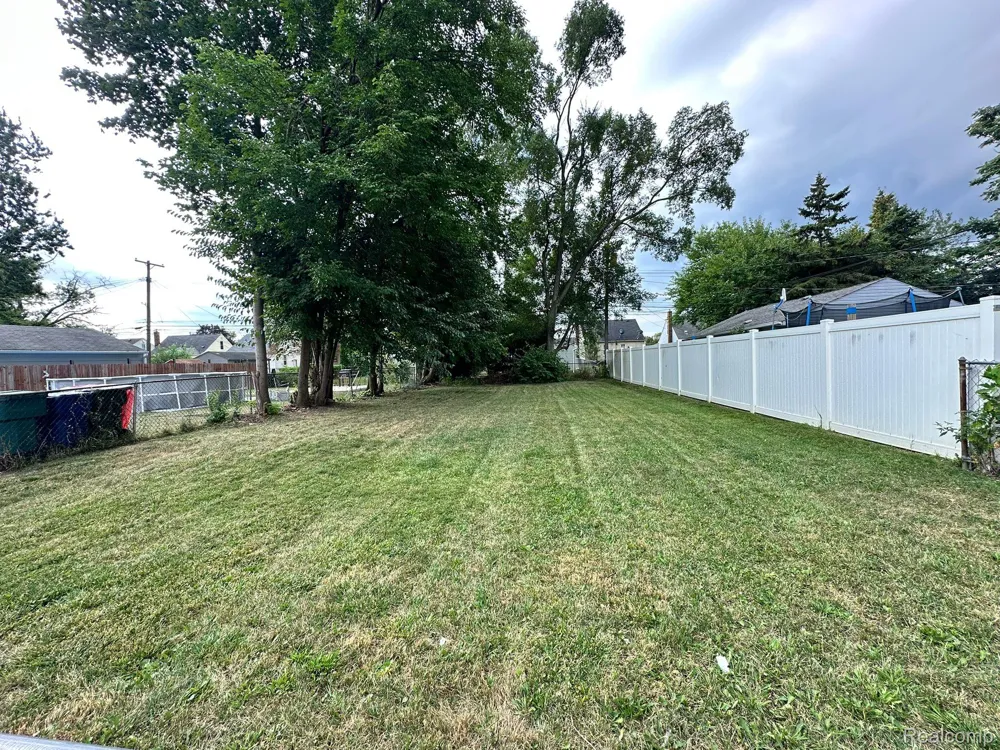 653 Leblanc Street Lincoln Park City, MI 48146