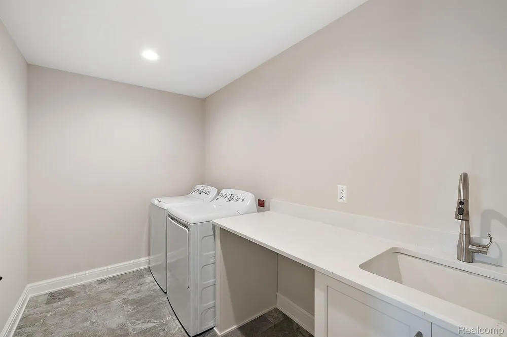 2166 Heidi Dr Addison Township, MI 48370